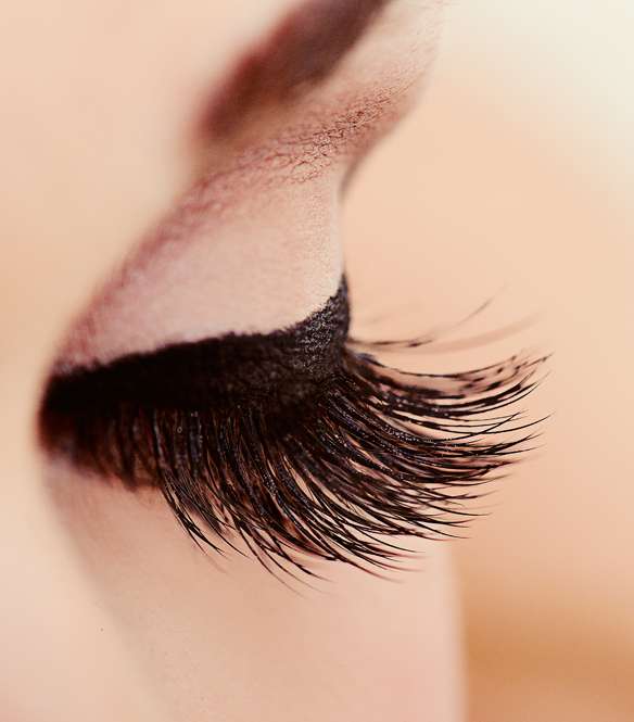 الرموش الكثيفة لإطلالة فخمة