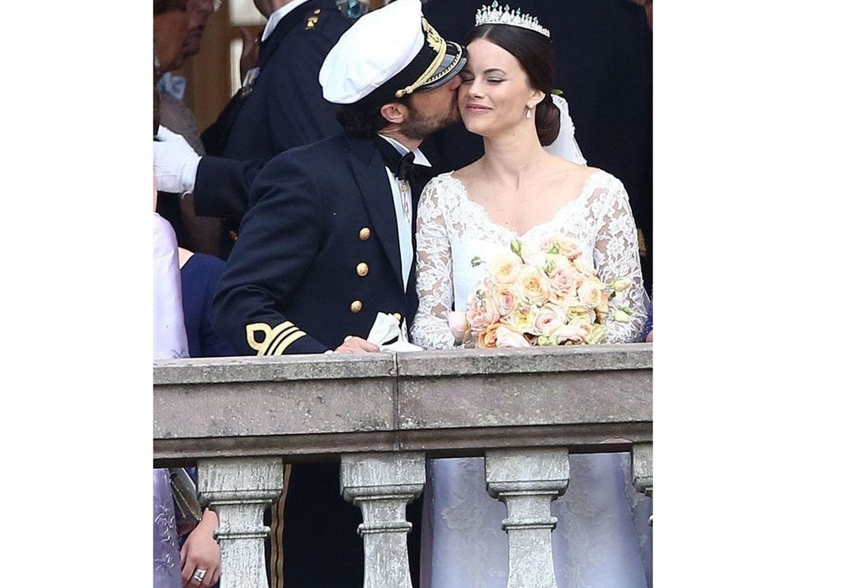 الأمير كارل فيليب يقبّل عروسه يوم الزفاف