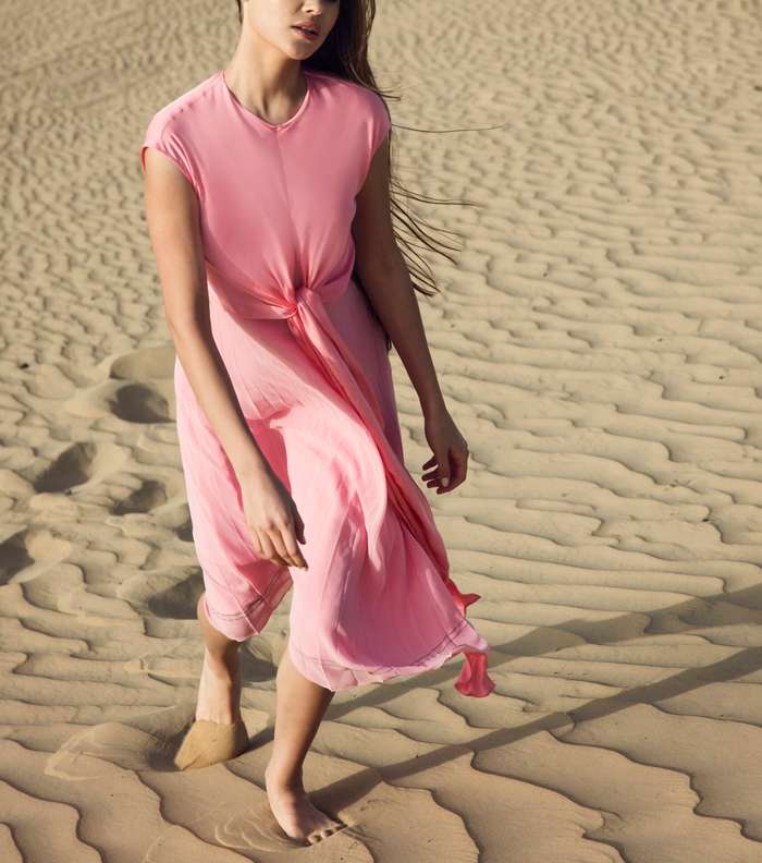 فستان من Sandro لصيف 2018 يناسب اجواء الصحراء