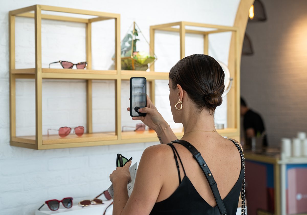 واجهي الشمس مع Sunglass Hut