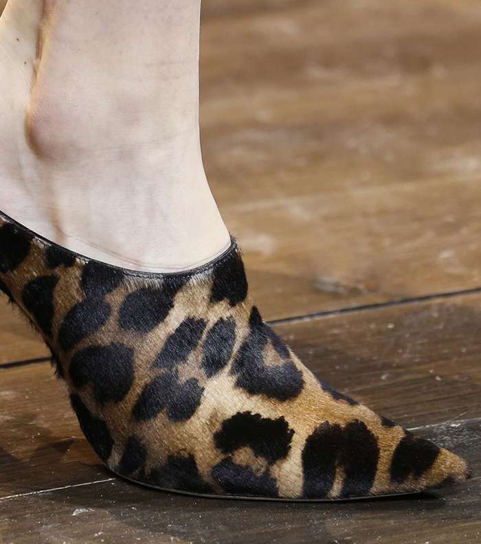 حذاء المول المروس بنقشة النمر من ديور لصيف 2016