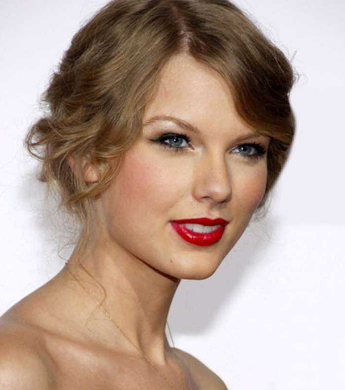 تسريحة الـ updo  المميّزة مع تايلور سويفت 