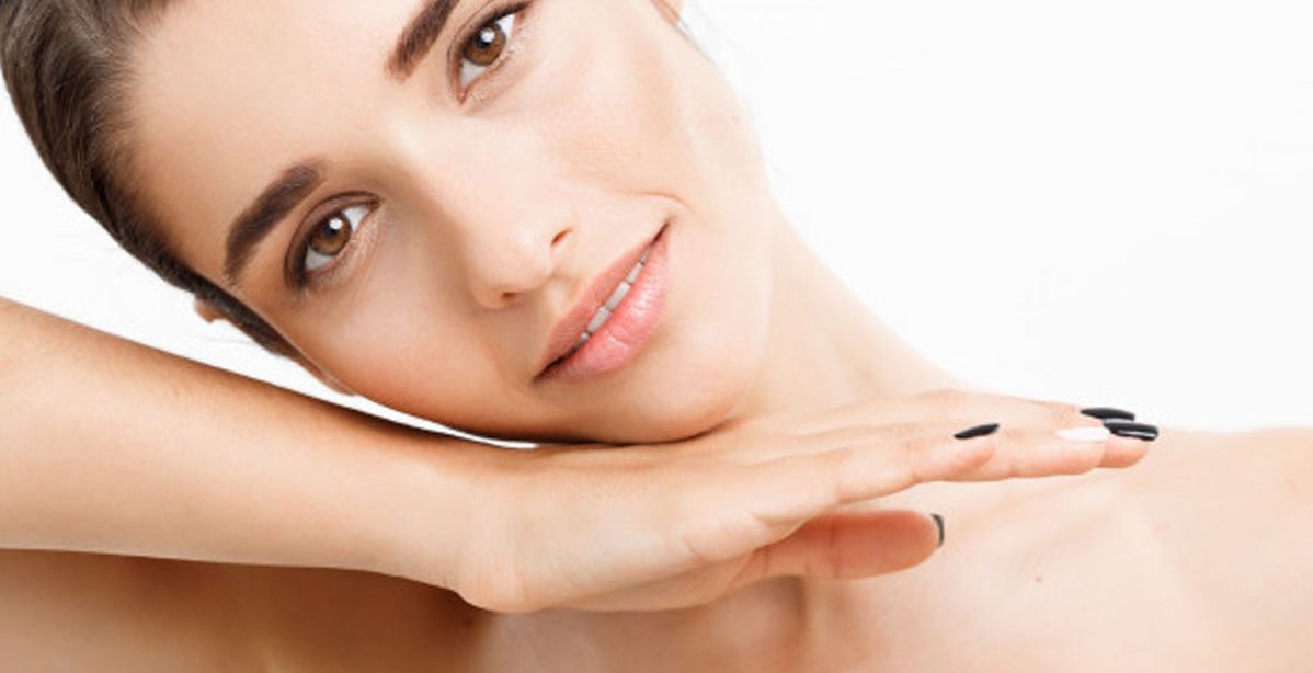 لا تخاطري في اعتماد حيل التجميل هذه على بشرة وجهك الحساسة