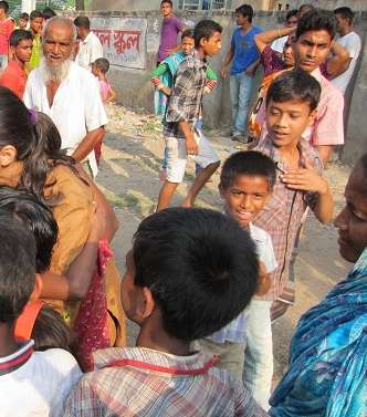 ماريا كونسيكاو مع الأطفال في الأحياء الفقيرة في دكّا في بنغلاديش 