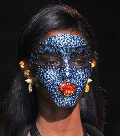 Givenchy وماسك لامع مشكوك بالباييت 