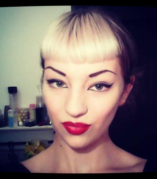 إعتمدي المكياج الفرنسي مع عيون القطة