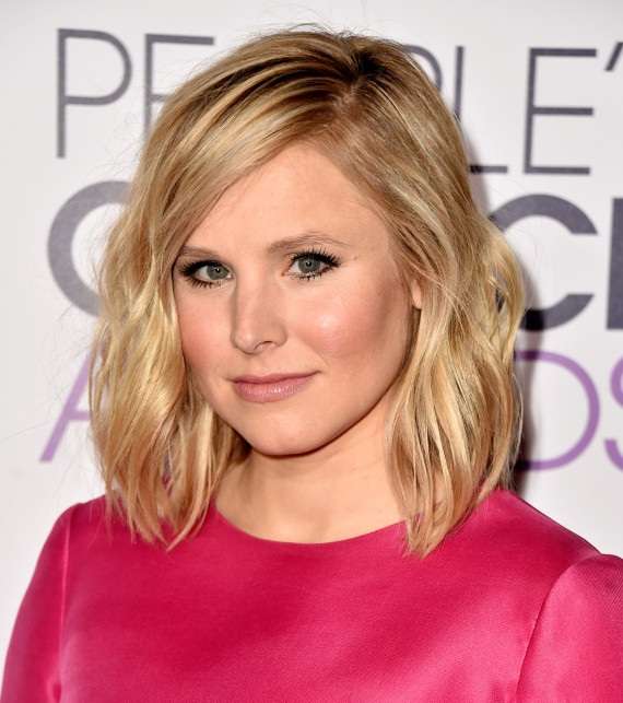 الوجنتين الزهريتين مع كريستن بيل في 2015 People's Choice Awards