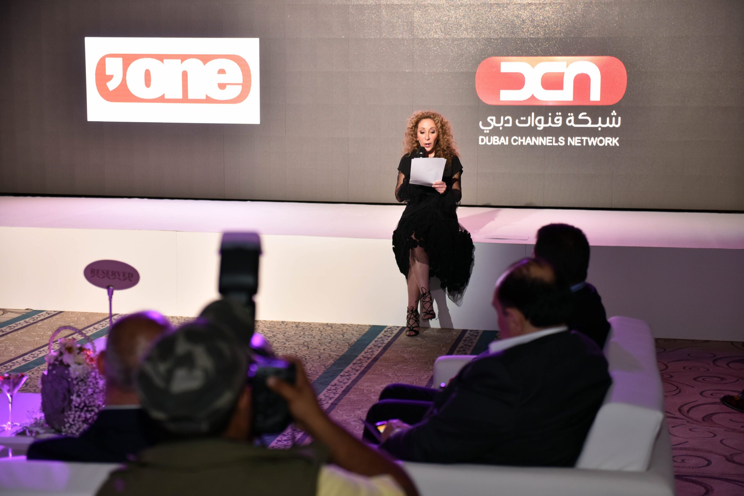 مصممة الأزياء ريم عكرا تلقي خطابها خلال حفل إطلاق برنامج Fashion Star