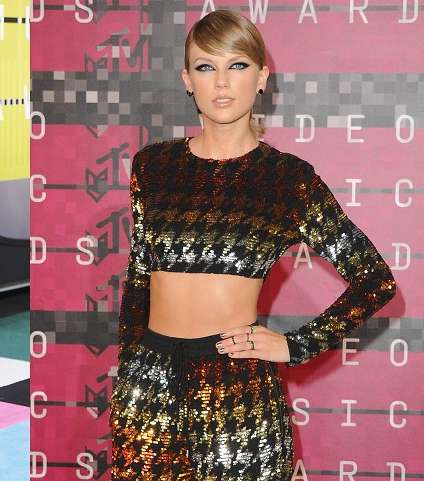 صور إطلالة تايلور سويفت في  Mtv VMA 2015
