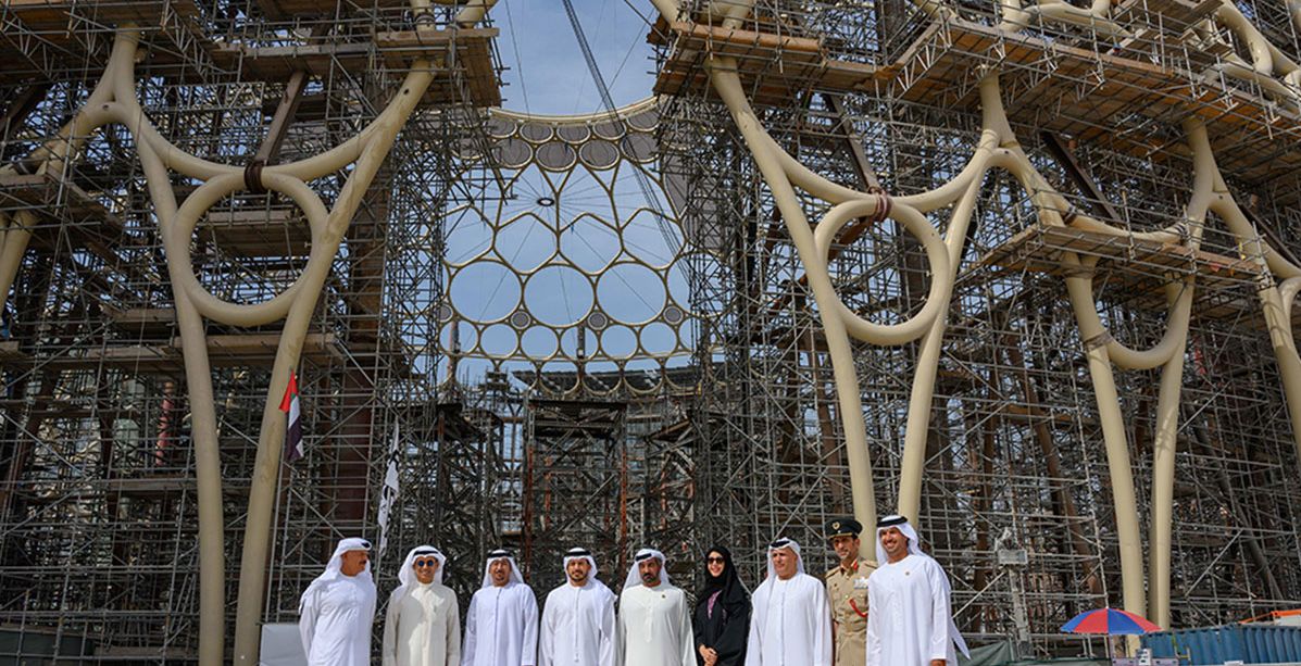 قُبة ساحة الوصل تتزين بتاجها في لحظة تُكلل جهود بناء أهم معالم إكسبو 2020 دبي