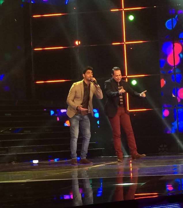 حكيم يشعل المسرح ويضفي جوًاً من الحماس