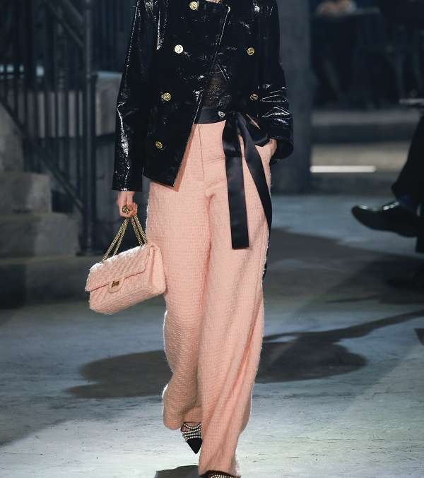 موضة السراويل الواسعة مع السترة الجلدية من مجموعة CHANEL Metiers D'art 2015