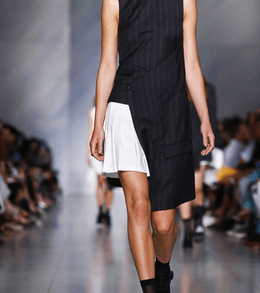 موضة التوب بالقصة غير المستقيمة لصيف 2016 من DKNY