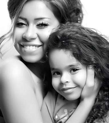 شيرين عبد الوهاب مع إبنتها الكبرى هنا