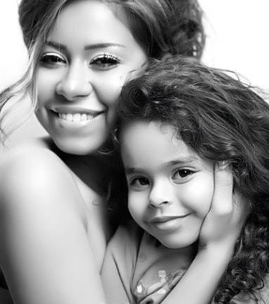 شيرين عبد الوهاب مع إبنتها الكبرى هنا