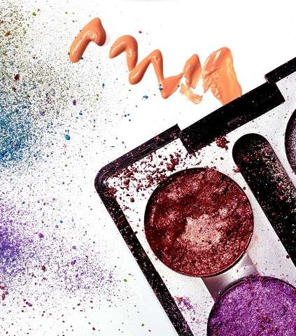 الألوان القويّة والمركّزة ضرورية لإشراقة جمالك في الشتاء