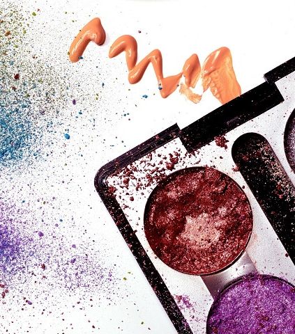 الألوان القويّة والمركّزة ضرورية لإشراقة جمالك في الشتاء