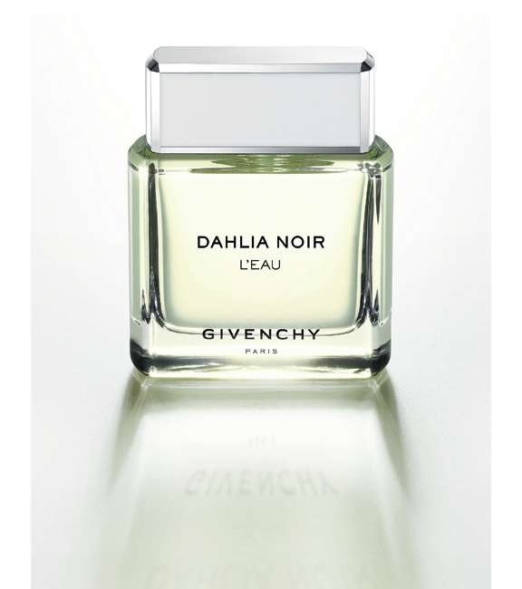 الشياكة الكلاسيكية المستحدثة في داليا نوار من Givenchy