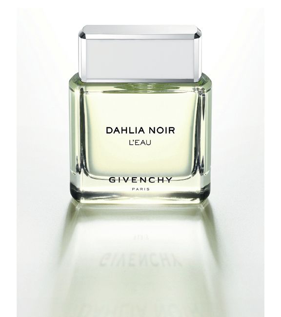 الشياكة الكلاسيكية المستحدثة في داليا نوار من Givenchy