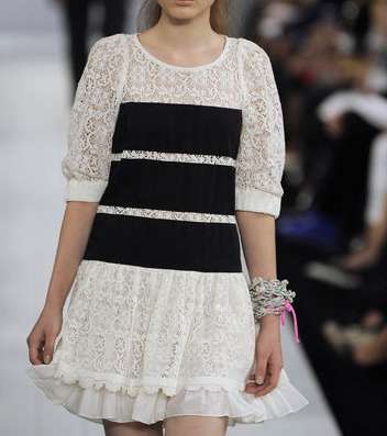 من تصاميم Marc by Marc Jacobs الاشهر، فستان الدانتيل هذا