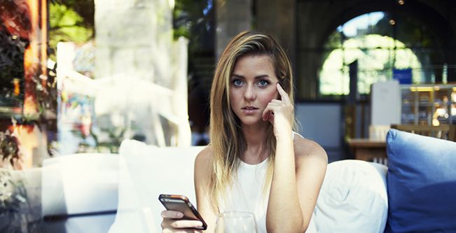 لهذا السبب.. يجبرك الـ"آيفون" على الردّ أحياناً