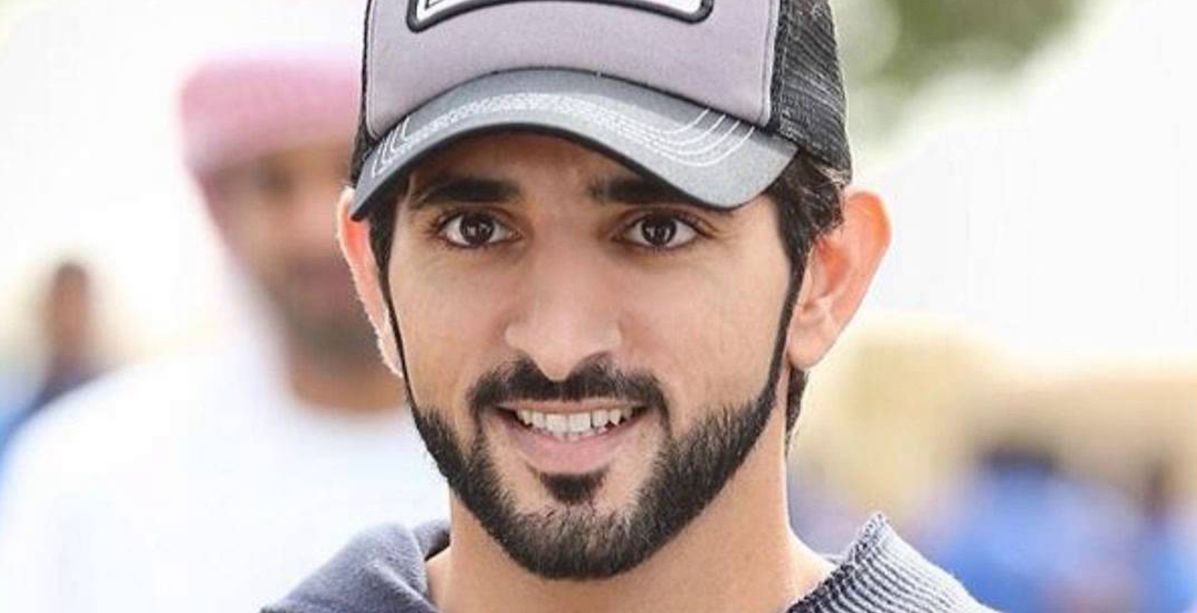 ولي عهد دبي يجرب همبرغر مغطى بالذهب