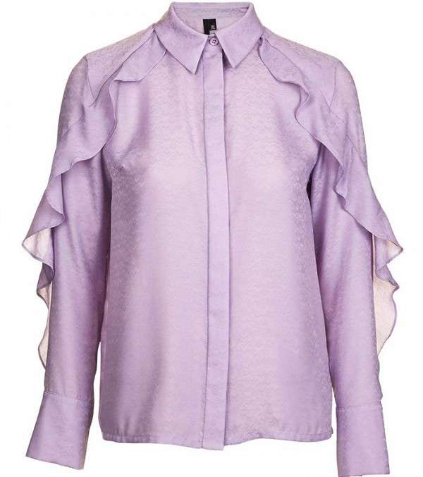 ارتدي القميص مع الكشاكش على الاكمام في العمل