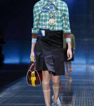 موضة التنورة الجلدية المثنية مع القميص المقطع من برادا لصيف 2017