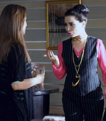 أزياء مي عزّ الدين بموضة الـ Stripes في مسلسل الشك