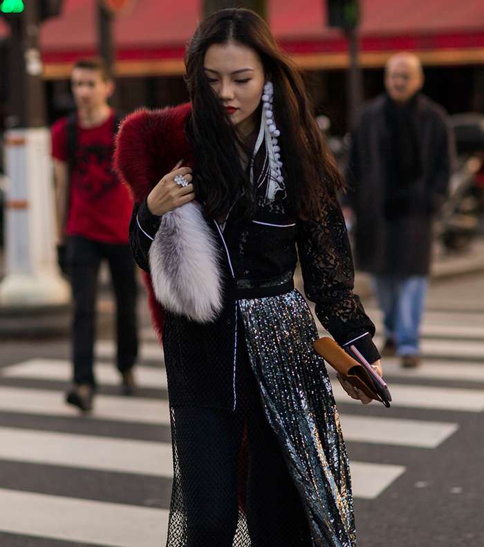 اطلالة بالفرو الملون والدانتيل الشفاف في شوارع باريس خلال اسبوع الموضة