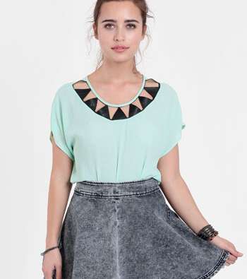 اختاري لتنورة الجينز الـ Flared القمصان بألوان الباستيل والأكسسوارات الملفتة