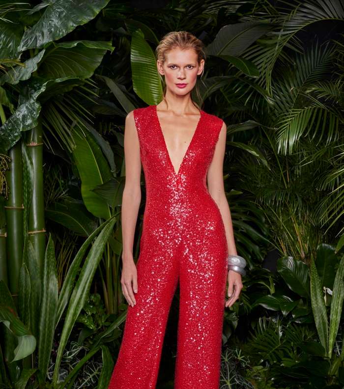 Jumpsuit لماع باللون الاحمر من مجموعة Naeem Khan Resort 2016