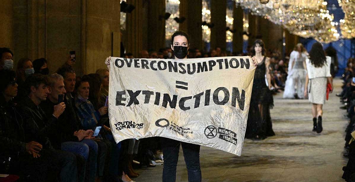 اقتحام عرض لويس فيتون والتسبب بايقافه