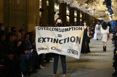 اقتحام عرض لويس فيتون والتسبب بايقافه