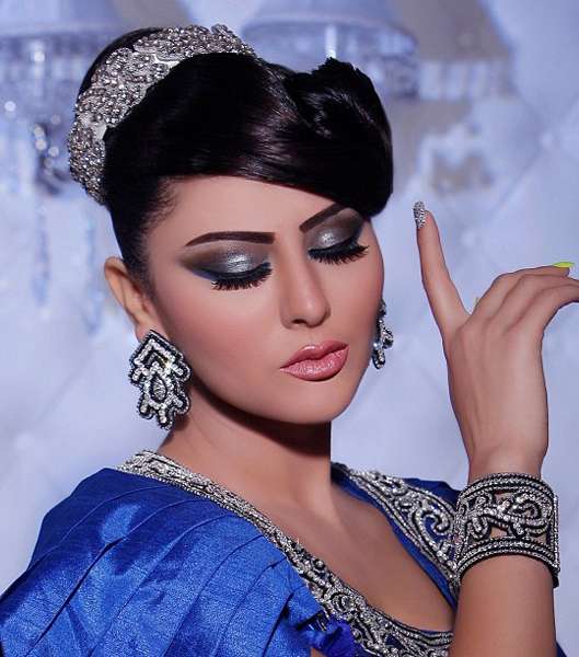 الماكياج الأزرق قويّ بالظلال البراقة 