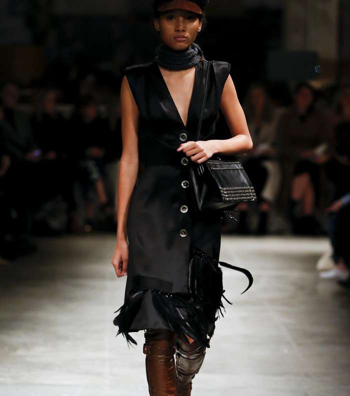 الفستان باسلوب الجيليه مع الازرار من الامام والريش في الاسفل من برادا لشتاء 2018