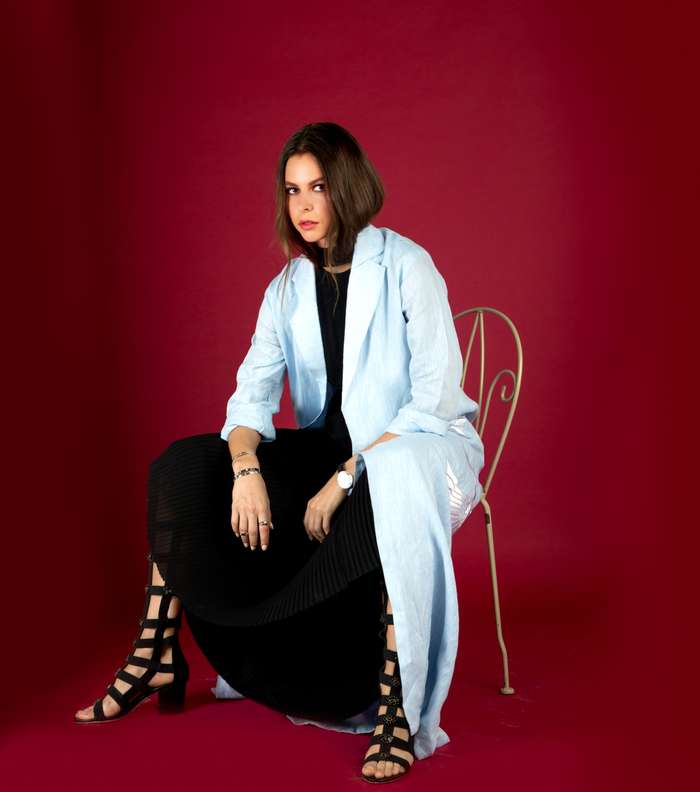 العباءة من Hatem Al Akeel ، الفستان من Bouguessa والحذاء من Jimmy Choo