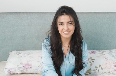 ياسمينة تحتفل بالمئوية الأولى لبراون في سلسلة من فيديوهات حصريّة