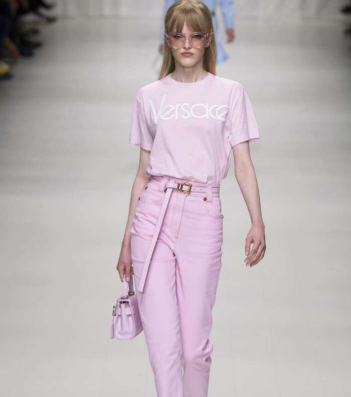 T shirt مطبعة بشعار العلامة من فيرساتشي لصيف 2018