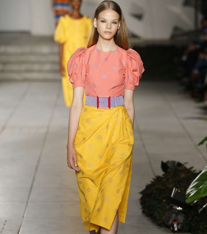 التنورة المطبعة بالقصة المستقيمة مع التوب المطبعة بقصة الاكمام المنفوخة من كارولينا هيريرا لصيف 2018