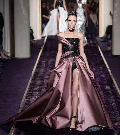 الأحزمة تزيّن الفساتين الغريبة