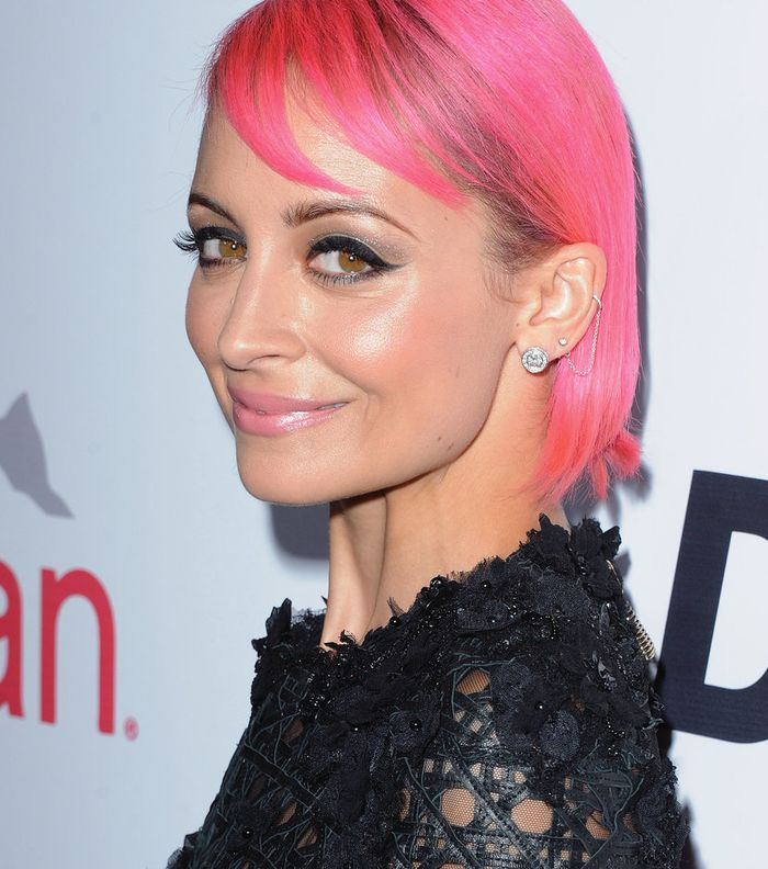 نيكول تفتتح العام 2015 بالشعر الزهري