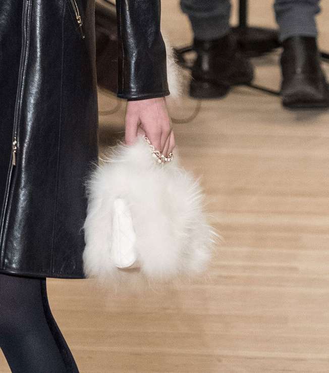 حقيبة الريش من CHANEL من مجموعة Metiers d'art 2018