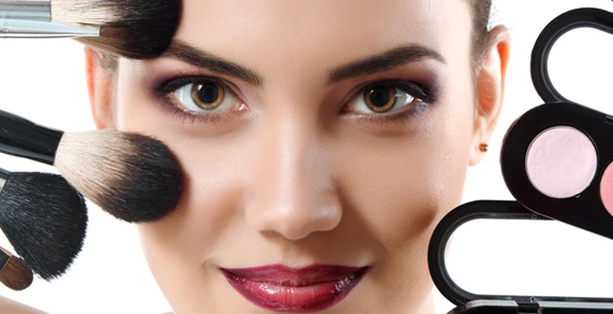 حيل مكياج بسيطة تغير ملامح الوجه