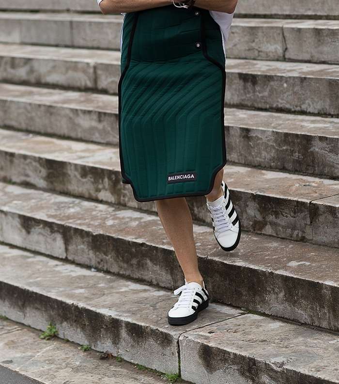علامة Balenciaga تسيطر على الاطلالات الباريسية خلال اسبوع الموضة