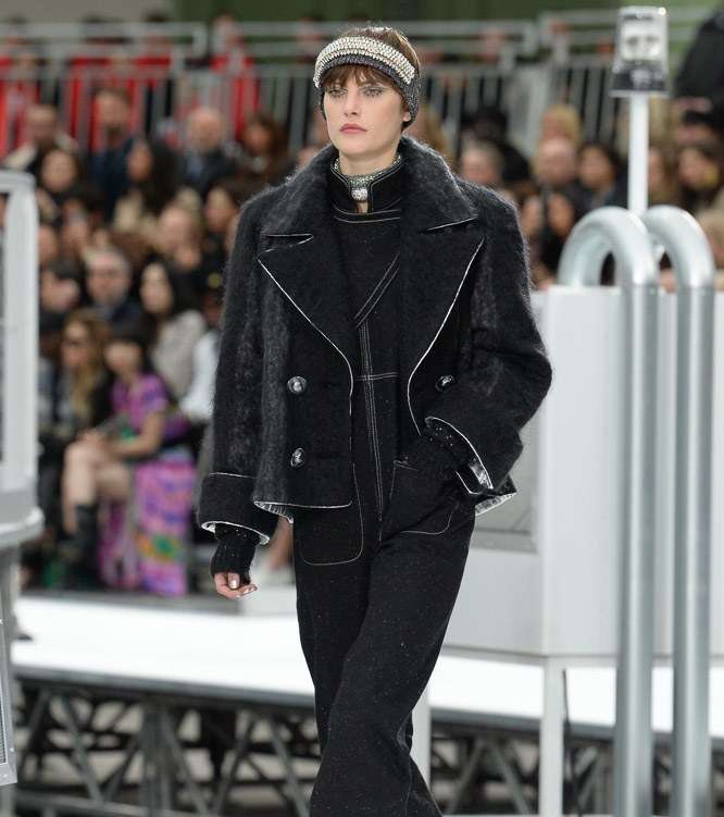 اوفرول الدنيم مع سترة الدنيم الفضفاضة والمزينة بالفرو من CHANEL لشتاء 2018