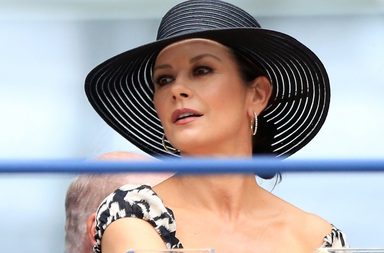 اكتشفي الازياء والقصات التي تختارها كاثرين زيتا جونز لاطلالاتها