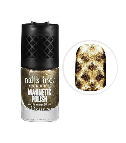 طلاء الأظافر المعدني مع التصاميم