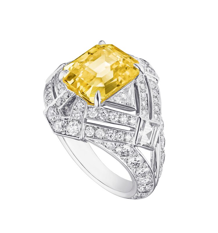 خاتم لويس فويتون المصنوع من الألماس والحجر الأصفر