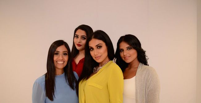 المتسابقات الثلاثة مع خبيرة التجميل هدى قطان خلال نشاط سيفورا
